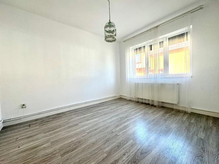 Casă individuală cu 4 camere cu Canalizare în Iris