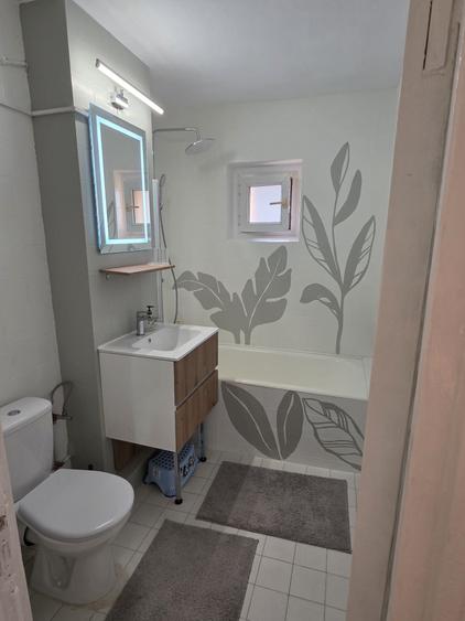 Inchiriez apartament 2 camere, decomandat, balcon, proaspat renovat, mobilat, utilat Arad, zona Aradul Nou vizavi de Gara, bloc reabilitat. - 4