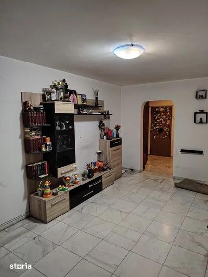 Apartament cu 3 camere decomandat, mobilat în Tei