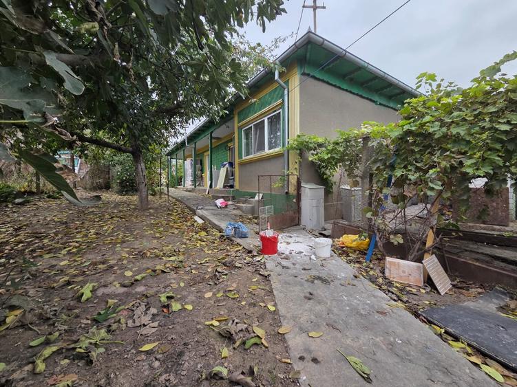 Casă cu 4 camere cu Teren 1500 Mp în Mahmudia