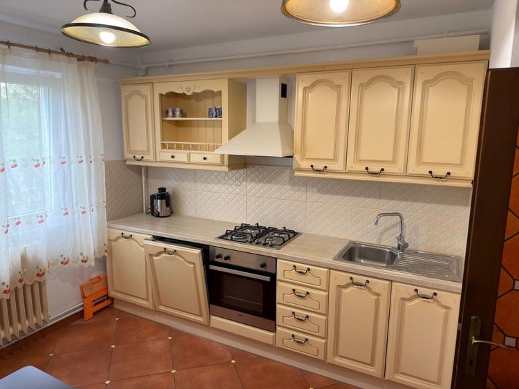 Apartament cu 3 camere decomandat, mobilat în Circumvalațiunii