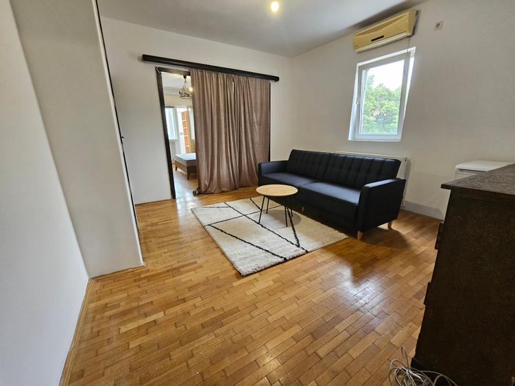 Apartament cu 2 camere semidecomandat, mobilat în P-ța Victoriei