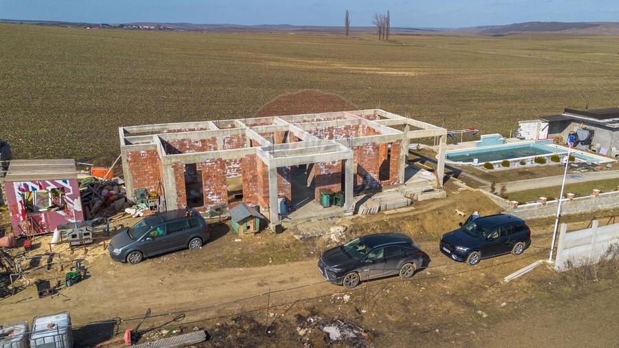 Teren agricol extravilan de 13500 mp, în Voinești