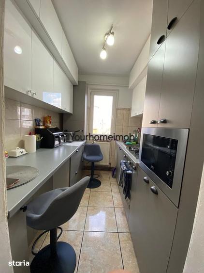 Apartament cu 3 camere semidecomandat în Craiovița Nouă