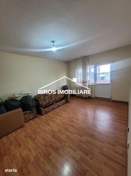 Apartament cu 3 camere decomandat în Rovine