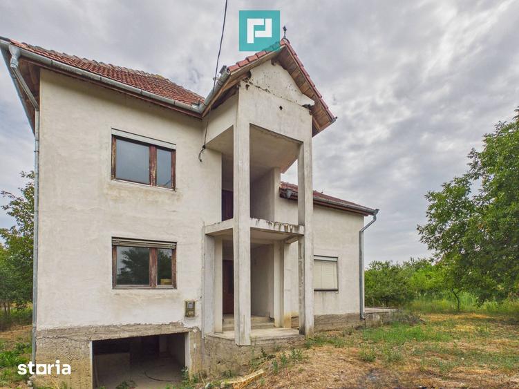 Casă cu 7 camere cu Canalizare în Almaș