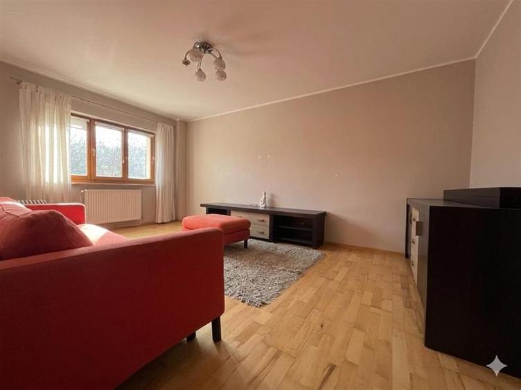 Apartament cu 3 camere decomandat, mobilat în Nicolina