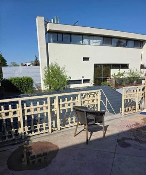 Casă individuală cu 7 camere cu Canalizare în Drumul Sării