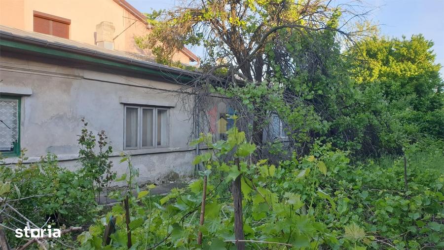 Casă cu 6 camere cu Teren 554 Mp în Vest