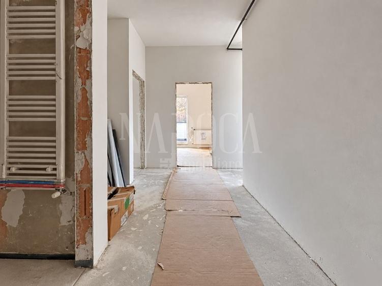 Apartament cu 3 camere semidecomandat în Florești