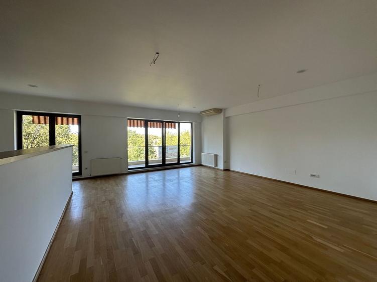 Apartament cu 4 camere semidecomandat în Herăstrău