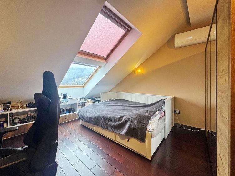 Penthouse cu 5 camere decomandat, mobilat în Blumăna