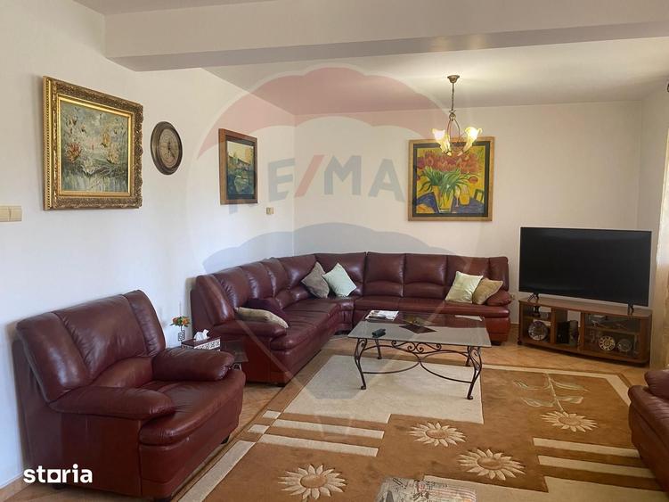 Casă cu 5 camere cu Teren 4600 Mp în Central