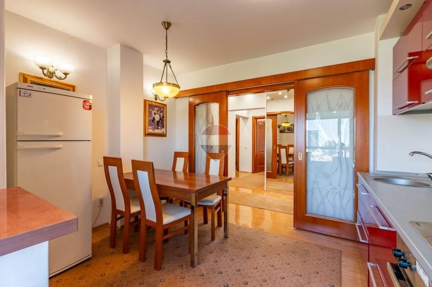 Apartament cu 3 camere decomandat, mobilat în P-ța Sfânta Vineri