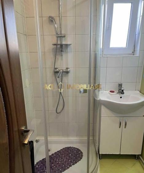 Apartament cu 3 camere semidecomandat, mobilat în Progresul