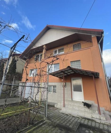 Casă cu 2 camere cu Teren 1200 Mp în Central