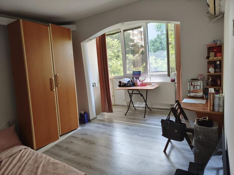 Apartament cu 3 camere decomandat în Drumul Taberei