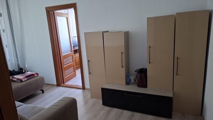 Apartament cu 3 camere semidecomandat în Valea Rosie