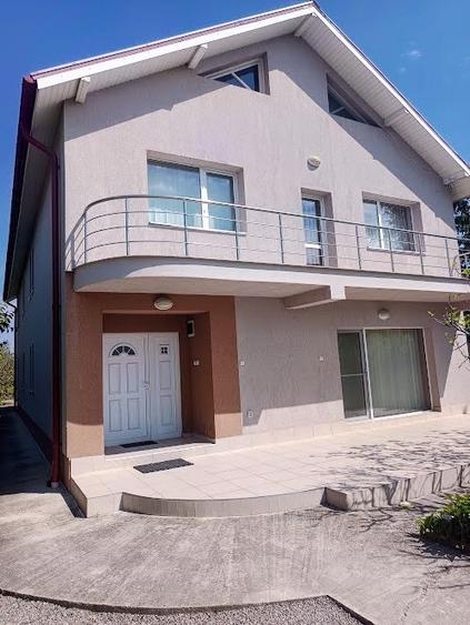 Casă individuală cu 10 camere cu Teren 1000 Mp în Central
