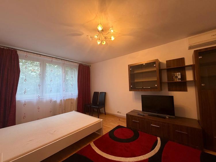 Apartament cu 4 camere decomandat în Titan