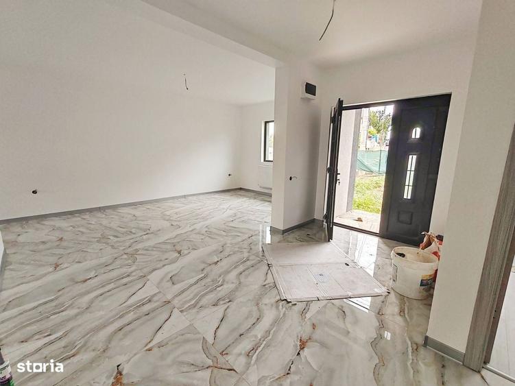 Casă cu 4 camere în Lumina