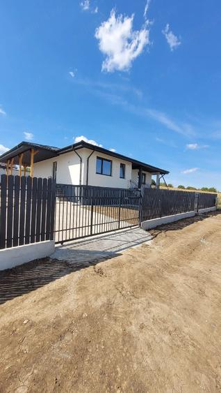 Casă cu 2 camere cu Teren 650 Mp în Chicerea