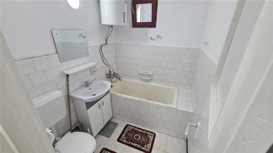 Apartament cu 2 camere semidecomandat, mobilat în Central