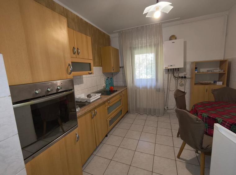 Apartament cu 4 camere decomandat în Central
