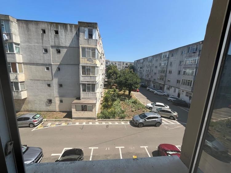 Apartament cu 4 camere decomandat în CET