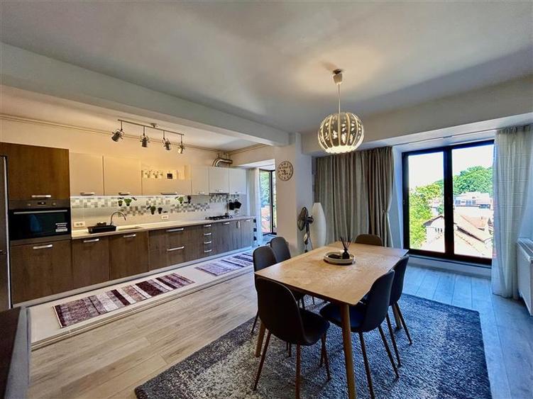Apartament cu 3 camere decomandat, mobilat în Centrul Civic