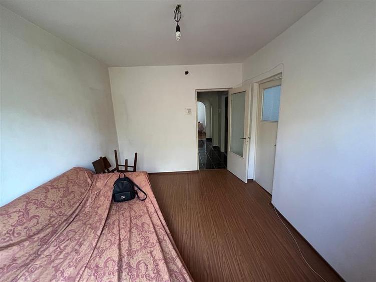 Apartament cu 3 camere decomandat în Gară