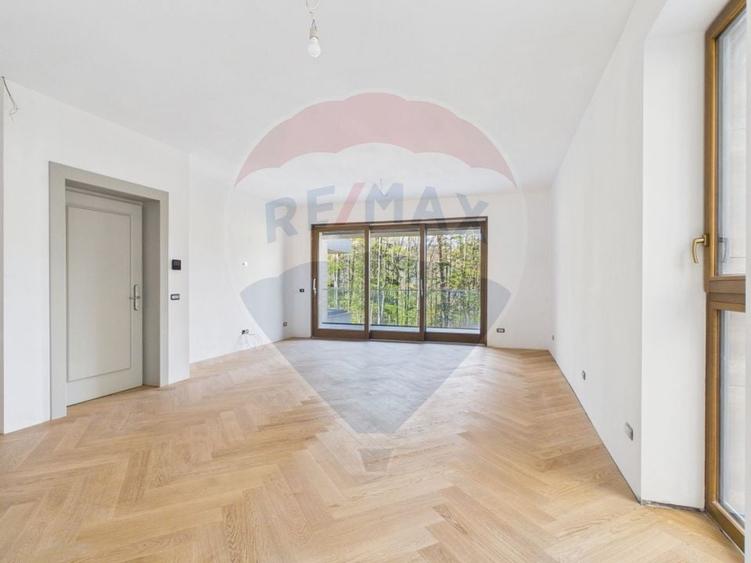 Apartament cu 3 camere decomandat în Calea Moroieni
