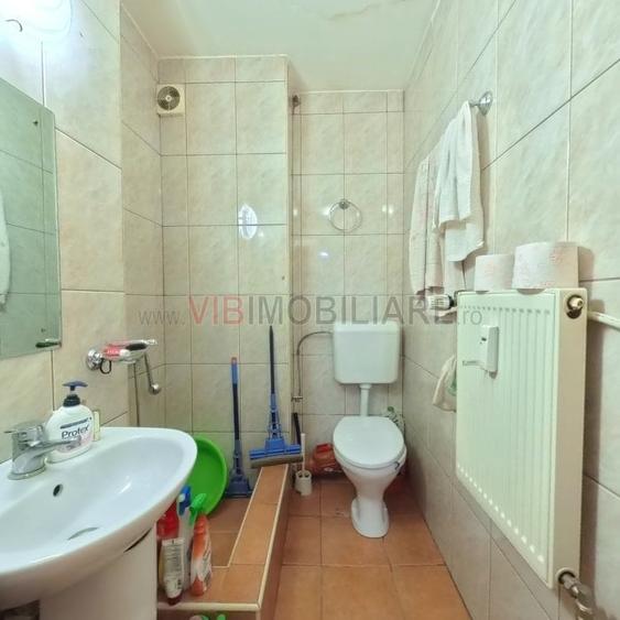 Apartament cu 4 camere semidecomandat, mobilat în Văcăresti