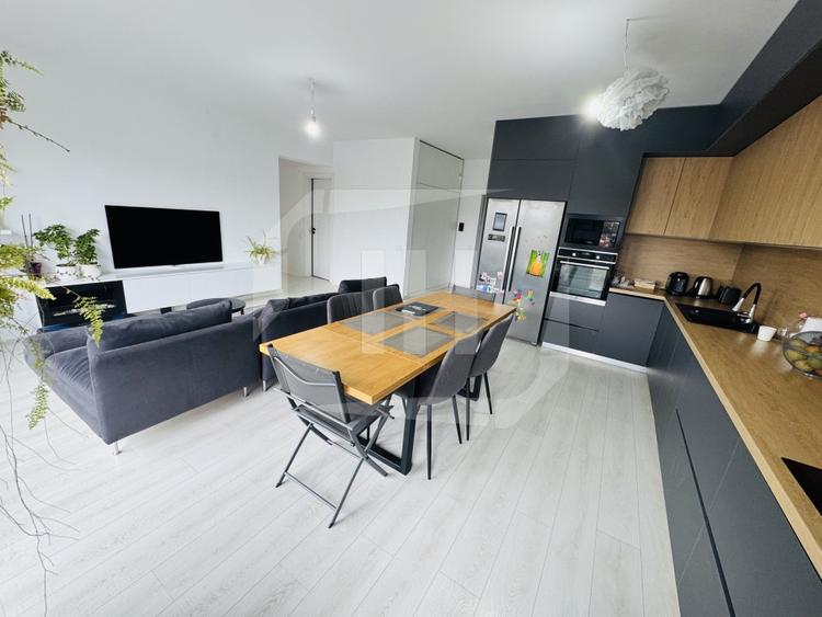 Apartament cu 4 camere semidecomandat, mobilat în Iris