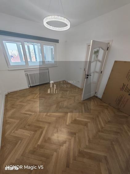 Apartament cu 5 camere în Centrul Civic