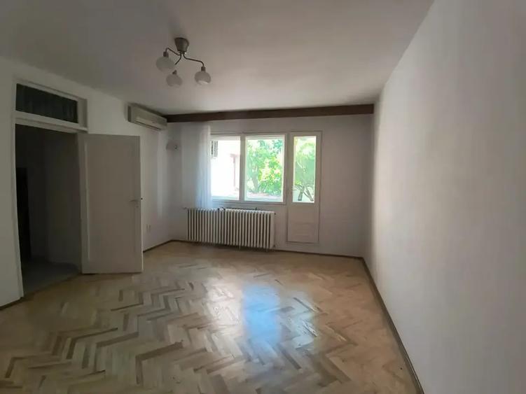Apartament cu 6 camere decomandat în Domenii