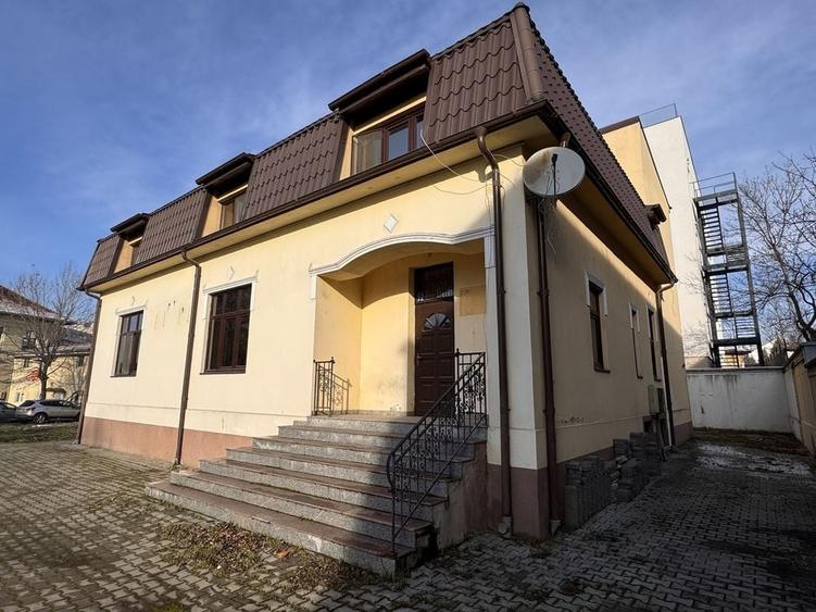 Casă cu 4 camere cu Teren 900 Mp în Central