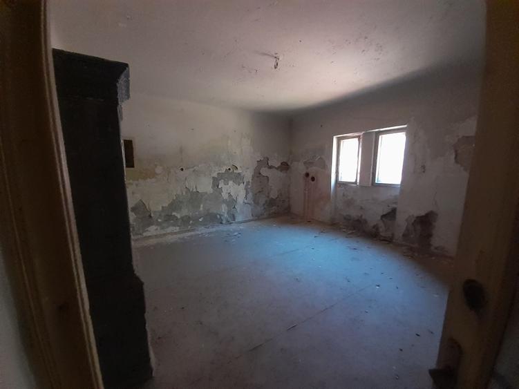 Casă individuală cu 19 camere cu Canalizare în P-ța Romană