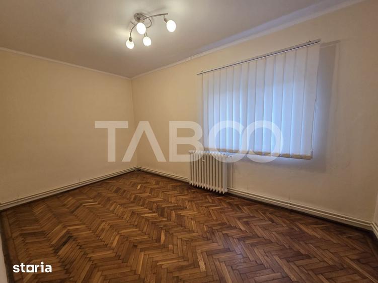 Apartament cu 4 camere decomandat în Central