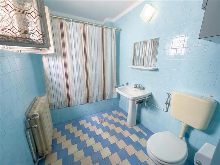 Casă individuală cu 4 camere cu Canalizare în Centrul Civic