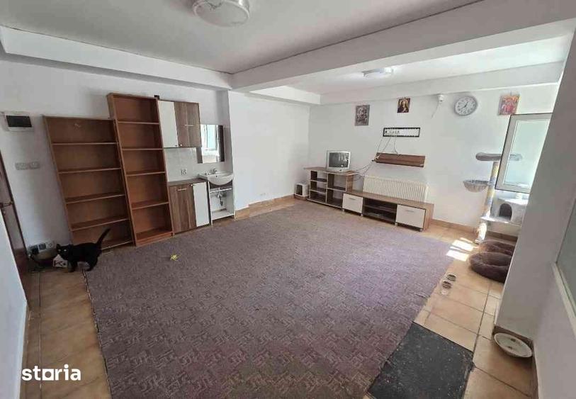 Casă cu 9 camere cu Teren 600 Mp în Central