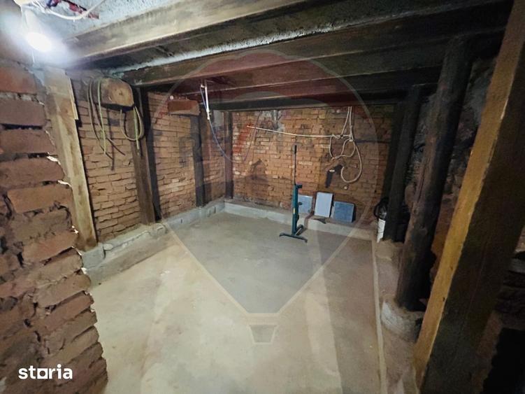 Casă cu 6 camere cu Teren 1624 Mp în Pielești