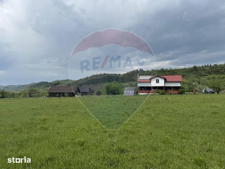 Casă cu 4 camere cu Teren 57600 Mp în Zimbor