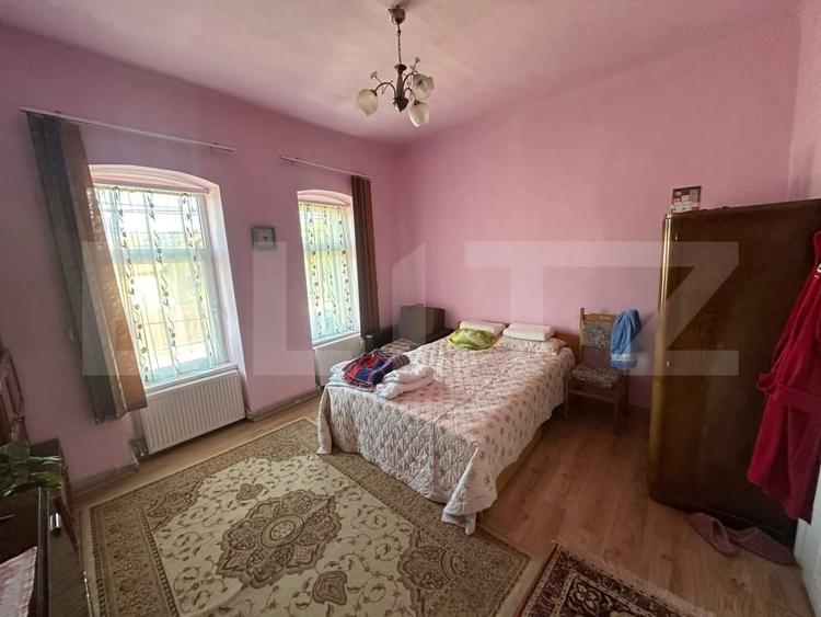 Casă individuală cu 9 camere cu Canalizare în Central