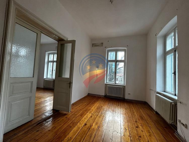 Casă individuală cu 8 camere cu Canalizare în Ultracentral