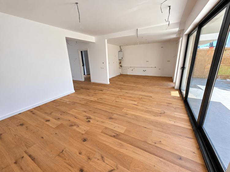 Casă cu 5 camere cu Garaj în Tunari
