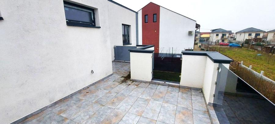 Duplex cu 5 camere cu Canalizare în Central