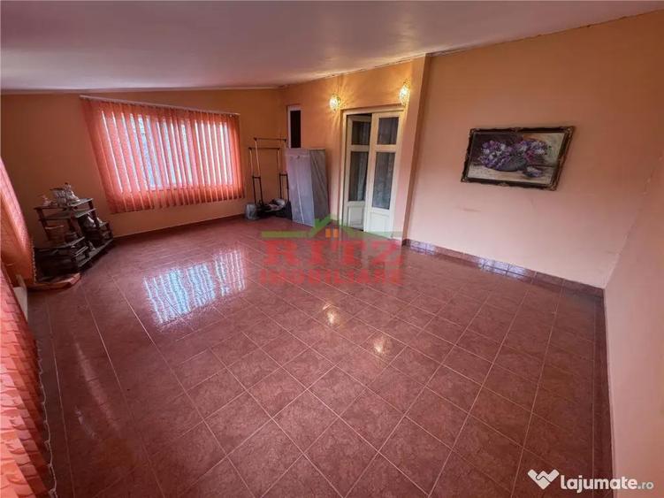 Casă cu 7 camere cu Teren 938 Mp în Orașul de Jos