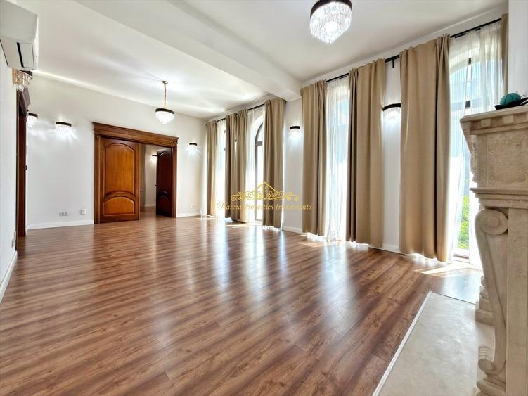 Casă individuală cu 10 camere cu Canalizare în Sisești