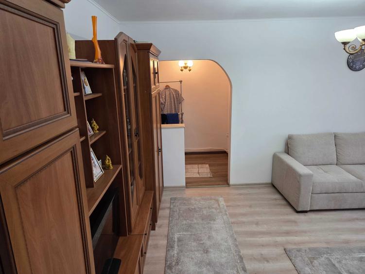 Apartament cu 2 camere semidecomandat în Solidarității